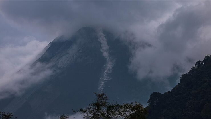 Endonezya’daki Merapi Yanardağı kül püskürttü