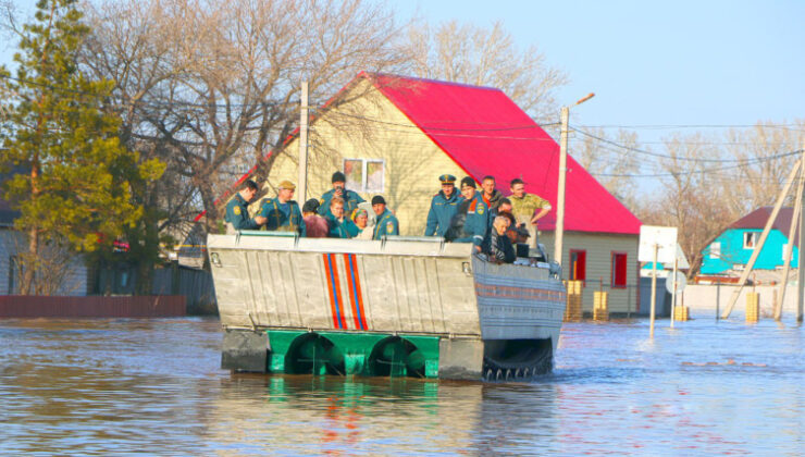 Rusya’da Ural Nehri’nde baraj patladı: Yüzlerce ev su altında