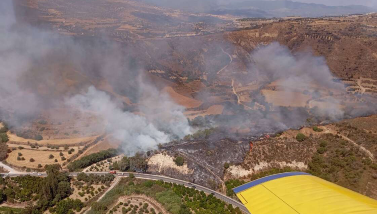 Baf’ta çıkan yangın kontrol altına alınamıyor