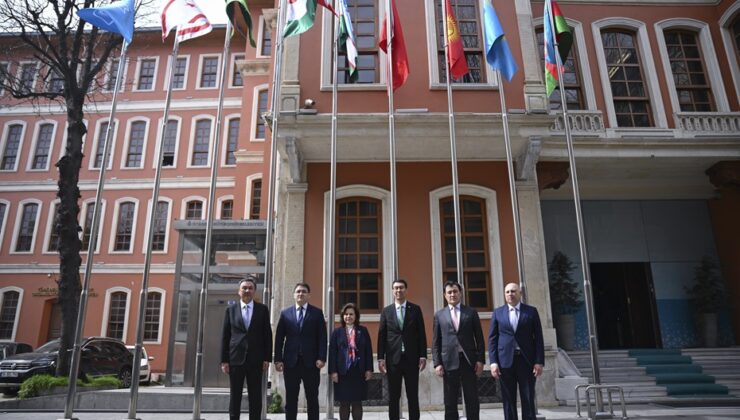 Türk Devletleri Teşkilatının yenilenen bayrağı nedeniyle İstanbul’da bayrak çekme töreni düzenlendi