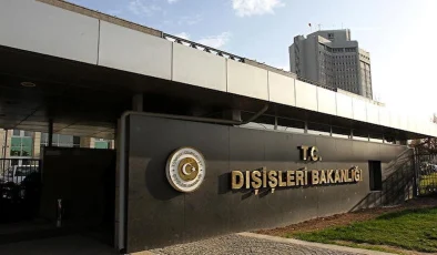 Dışişleri kaynakları: Atina’daki geçit töreninde atılan sloganlar “küstahça”