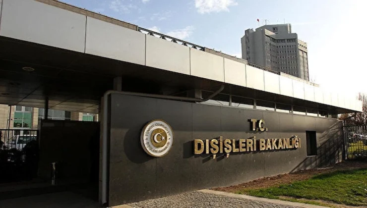 Dışişleri kaynakları: Atina’daki geçit töreninde atılan sloganlar “küstahça”